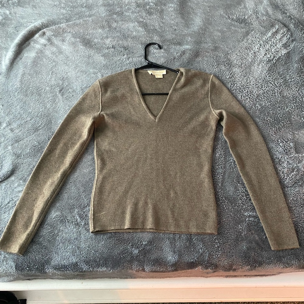 Women’s Micheal Kors cashmere V neck pull over